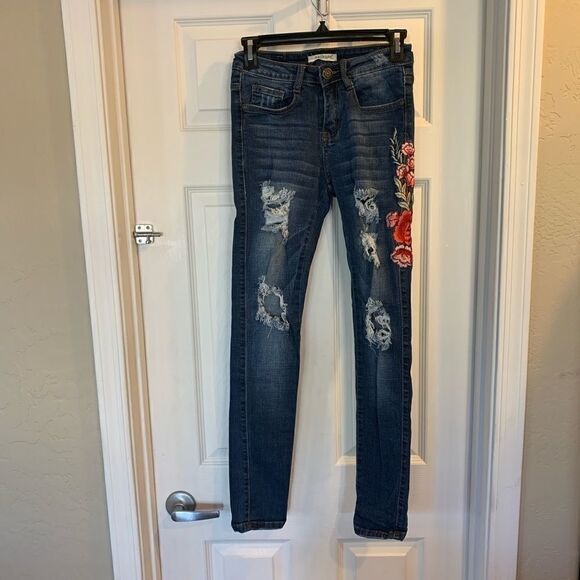 Machine Distressed Skinny Jeans With Floral Patch - Picture 1 of 6
